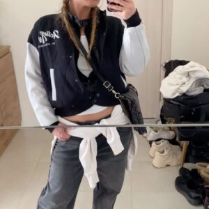 Oksana Adamovich Instagram - 🏈 time for an active life 

#sportchic #sportchicstyle #etonic #greyjeansoutfit #capoutfit #newyorkcap #sportoutfit #casualsportstyle #sneakersoutfit