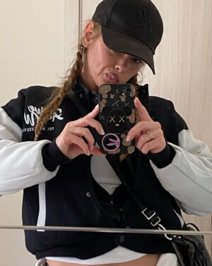 Oksana Adamovich Instagram - 🏈 time for an active life 

#sportchic #sportchicstyle #etonic #greyjeansoutfit #capoutfit #newyorkcap #sportoutfit #casualsportstyle #sneakersoutfit
