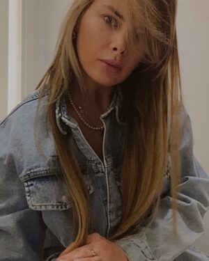Oksana Adamovich Instagram - Vintage and denim 

#denimoutfit #bluejeansstyle #bluedenimjeans #denimshirt #vintagestylist #blondhairstyle #denimcasual #denimideas #womansummeroutfit