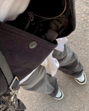 Oksana Adamovich Instagram - I’m not macho 

#casualoutfitideas #schooloutfits #bomberstyle #greyjeans #etonic #capoutfit #sportchicstyle #sportaesthetic #sneakersoutfit