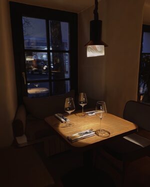 Oksana Adamovich Instagram - Tender night and feelings 

#caféaesthetics #lifestyleaesthetic #loonamoscow #restaurantaesthetic
