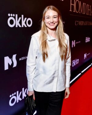 Oksana Akinshina Instagram - Премьера сериала Нади Михалковой «Номинация». 
«Номинация» - рефлексия на тему современной российской киноиндустрии, со всеми вытекающими)): порой с её абсурдом, халтурой и штамповкой продукта на коленке. Сериал острый и самоироничный. Снят в жанре «кино про кино», но со свежим, критичным и ироничным взглядом на кинопроизводство. И это совсем не лакированный и отфильтрованный взгляд, который вы видите на страницах инстаграма)). Это снято с юмором, сделано смело и убедительно. 
Важно, чтобы в индустрии появлялись люди, которые не следуют шаблонам, не боятся экспериментировать и смеяться над самими собой. 
Надя @nadiamixalkova , очень рада за тебя! Удачи тебе в прокате, детка! @mediaslovostudio @okkomovies #номинация #сериалноминация