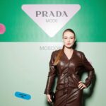 Oksana Akinshina Instagram - Prada Mode от Дэмиена Херста. Теперь в Москве. #pradamodemoscow @prada Dress: @bosco_di_ciliegi @nanushka Photo press wall: @temerinatemerina Photo: @germanlarkin