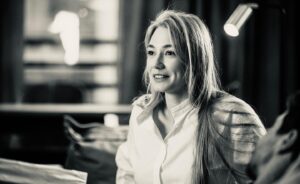 Oksana Akinshina Instagram - Рабочие моменты. «Беспринципные». А новые серии продолжения уже на КиноПоиске. Смотрите? Как вам наш с @pablo_derevyanko дуэт? 
@kinopoisk @mediaslovostudio #ОКнаработе 
#ОКсмотреть
