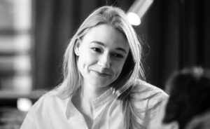 Oksana Akinshina Instagram - Рабочие моменты. «Беспринципные». А новые серии продолжения уже на КиноПоиске. Смотрите? Как вам наш с @pablo_derevyanko дуэт? 
@kinopoisk @mediaslovostudio #ОКнаработе 
#ОКсмотреть