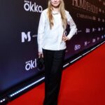 Oksana Akinshina Instagram - Премьера сериала Нади Михалковой «Номинация». «Номинация» - рефлексия на тему современной российской киноиндустрии, со всеми вытекающими)): порой с её абсурдом, халтурой и штамповкой продукта на коленке. Сериал острый и самоироничный. Снят в жанре «кино про кино», но со свежим, критичным и ироничным взглядом на кинопроизводство. И это совсем не лакированный и отфильтрованный взгляд, который вы видите на страницах инстаграма)). Это снято с юмором, сделано смело и убедительно. Важно, чтобы в индустрии появлялись люди, которые не следуют шаблонам, не боятся экспериментировать и смеяться над самими собой. Надя @nadiamixalkova , очень рада за тебя! Удачи тебе в прокате, детка! @mediaslovostudio @okkomovies #номинация #сериалноминация