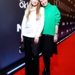 Oksana Akinshina Instagram - Премьера сериала Нади Михалковой «Номинация». «Номинация» - рефлексия на тему современной российской киноиндустрии, со всеми вытекающими)): порой с её абсурдом, халтурой и штамповкой продукта на коленке. Сериал острый и самоироничный. Снят в жанре «кино про кино», но со свежим, критичным и ироничным взглядом на кинопроизводство. И это совсем не лакированный и отфильтрованный взгляд, который вы видите на страницах инстаграма)). Это снято с юмором, сделано смело и убедительно. Важно, чтобы в индустрии появлялись люди, которые не следуют шаблонам, не боятся экспериментировать и смеяться над самими собой. Надя @nadiamixalkova , очень рада за тебя! Удачи тебе в прокате, детка! @mediaslovostudio @okkomovies #номинация #сериалноминация