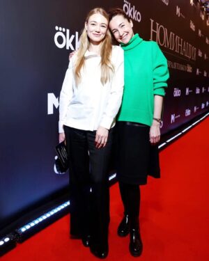 Oksana Akinshina Instagram - Премьера сериала Нади Михалковой «Номинация». 
«Номинация» - рефлексия на тему современной российской киноиндустрии, со всеми вытекающими)): порой с её абсурдом, халтурой и штамповкой продукта на коленке. Сериал острый и самоироничный. Снят в жанре «кино про кино», но со свежим, критичным и ироничным взглядом на кинопроизводство. И это совсем не лакированный и отфильтрованный взгляд, который вы видите на страницах инстаграма)). Это снято с юмором, сделано смело и убедительно. 
Важно, чтобы в индустрии появлялись люди, которые не следуют шаблонам, не боятся экспериментировать и смеяться над самими собой. 
Надя @nadiamixalkova , очень рада за тебя! Удачи тебе в прокате, детка! @mediaslovostudio @okkomovies #номинация #сериалноминация