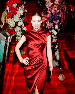 Oksana Akinshina Instagram - Спасибо @voguerussia за яркий и прекрасный вечер! 
Фото с инсталляции Cle de peau beaute. 

#cledepeaubeaute
@cledepeaubeaute
Dress: @rasario 
Boutique: @boutique_no7 
Make up & Hair: @shubichvera @verashubich_salon