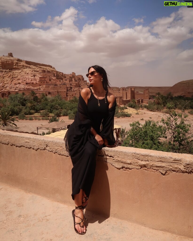 Olívia Ortiz Instagram - Marhaba de Ksar Aït Ben Haddou, uma cidade fortificada na antiga rota de caravanas entre Marraquexe e o deserto do Saara. #Ouarzazate #Marrocos #GalaxyAISquad #GalaxyS24 Ultra #morocco