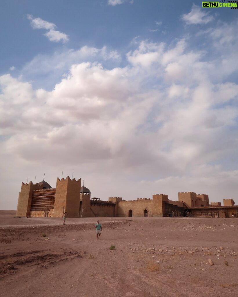 Olívia Ortiz Instagram - Marhaba de Ksar Aït Ben Haddou, uma cidade fortificada na antiga rota de caravanas entre Marraquexe e o deserto do Saara. #Ouarzazate #Marrocos #GalaxyAISquad #GalaxyS24 Ultra #morocco