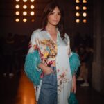 Olívia Ortiz Instagram - “Dream” F/W24 pela imaginação e liberdade, com a suavidade e sofisticação @carlos_gil_designer e tanta gente cheia de pinta. E eu cá adorei as minhas plumas! #portuguesedesign #lisboafashionweek #modalisboaforgood #portuguesefashion #lisboa