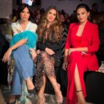 Olívia Ortiz Instagram - “Dream” F/W24 pela imaginação e liberdade, com a suavidade e sofisticação @carlos_gil_designer e tanta gente cheia de pinta. E eu cá adorei as minhas plumas! #portuguesedesign #lisboafashionweek #modalisboaforgood #portuguesefashion #lisboa