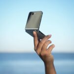 Olívia Ortiz Instagram - Tantas novas features do #GalaxyAI para explorar no meu #GalaxyZFlip5. Com o Photo Assist, podemos redimensionar, mover e apagar objetos nas fotos e a funcionalidade de edição generativa preenche automaticamente o espaço vazio. Não se esqueçam de incluir o código OLIVIA para 10% de desconto em todo o site @samsungportugal. #TeamGalaxy #withGalaxy #pub
