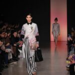 Olívia Ortiz Instagram - “Dream” F/W24 pela imaginação e liberdade, com a suavidade e sofisticação @carlos_gil_designer e tanta gente cheia de pinta. E eu cá adorei as minhas plumas! #portuguesedesign #lisboafashionweek #modalisboaforgood #portuguesefashion #lisboa