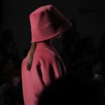 Olívia Ortiz Instagram - “Dream” F/W24 pela imaginação e liberdade, com a suavidade e sofisticação @carlos_gil_designer e tanta gente cheia de pinta. E eu cá adorei as minhas plumas! #portuguesedesign #lisboafashionweek #modalisboaforgood #portuguesefashion #lisboa