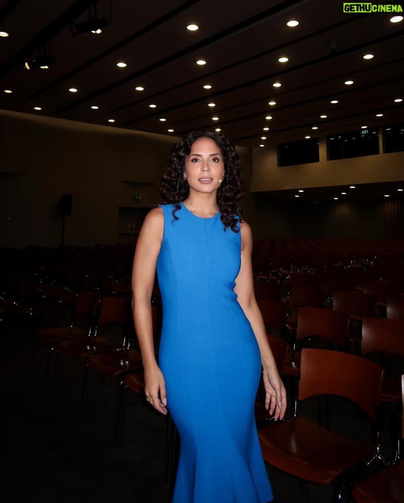 Olívia Ortiz Instagram - O azul do vestido foi pura coincidência.