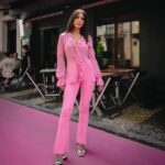 Olívia Ortiz Instagram – Pub Foram 3 tardes bem coloridas a redescobrir a rua Rosa com a @klarna e os pagamentos pink em 3x sem juros, música, jogos e prémios. 
Qual destes 3 looks rosa é o vosso favorito?