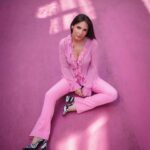 Olívia Ortiz Instagram – Pub Foram 3 tardes bem coloridas a redescobrir a rua Rosa com a @klarna e os pagamentos pink em 3x sem juros, música, jogos e prémios. 
Qual destes 3 looks rosa é o vosso favorito?
