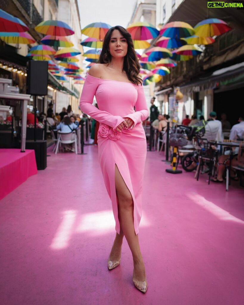 Olívia Ortiz Instagram - Pub Foram 3 tardes bem coloridas a redescobrir a rua Rosa com a @klarna e os pagamentos pink em 3x sem juros, música, jogos e prémios. Qual destes 3 looks rosa é o vosso favorito?