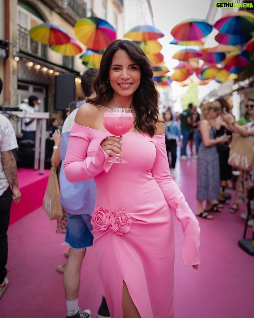 Olívia Ortiz Instagram - Pub Foram 3 tardes bem coloridas a redescobrir a rua Rosa com a @klarna e os pagamentos pink em 3x sem juros, música, jogos e prémios. Qual destes 3 looks rosa é o vosso favorito?