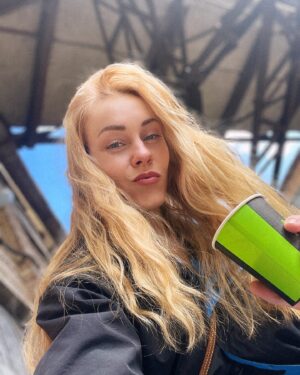 Olena Oleksandrivna Kucher-Topolya Instagram - Ваше сонечко кудлате 
Любить весну, цьомки й лате)))