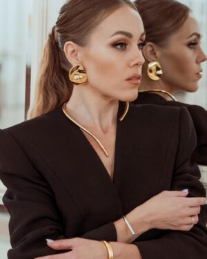 Olena Oleksandrivna Kucher-Topolya Instagram - Любов до себе - це найважливіший акт самоповаги. Це віра в себе, незалежно від обставин і вміння відкривати для себе нові горизонти. Коли ми вчимося любити себе - ми стаємо міцнішими і здатними дарувати цю любов іншим. Пам'ятайте, що ви заслуговуєте на щасливе життя. Нехай ця любов до себе буде джерелом вашої сили та натхнення, щоб розвиватися і цінувати кожен момент. ✨😊

Look by @symbol.ua 
Jewelry @brua_jewellery
Style @_whitem_