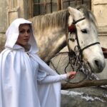 Olena Oleksandrivna Kucher-Topolya Instagram - Іноді… самі не вловлюємо моменту, як поринаємо у гру свідомості і фантазій… які вибудовують наші страхи, потім починаємо вірити в це, саме так, закінчується ясність всього, що навколо і всередині нас… Та якщо хоч маленька іскра з’являється, висвітлюючи ту темряву, стає смішно, що ти боявся такого прекрасного світу… йому просто не вистачало надії, твоєї надії і віри в своє світло! Страхи - сходинка до світла! Віра в себе - крок вперед! ❤️🌺 Боятися, не значить бути боягузом, всі мають страхи… А от віра в себе - це меч, що розрізає темряву! Вірю в кожного ❤️🇺🇦 і в себе 🌺 Світло сердець наших нехай охопить нашу землю і небеса! Незламно вірю в Тебе 🇺🇦🇺🇦🇺🇦