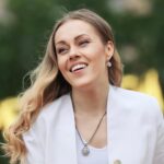 Olena Oleksandrivna Kucher-Topolya Instagram - Конституція - це права і свободи людини. Те за що ми боролися і те за що боремося зараз. І зараз нашу Конституцію, наші права і волю ми відстоюємо так, що про це чує весь світ. Напевно, це є головним пунктом в житті кожного з нас, тому що ми в праві відстоювати свою волю, сказати своє слово і захищати себе так, як ми вважаємо за потрібне. Нехай право людини на людяність, по відношенню до неї, завжди буде в силі. З Днем Конституції, друзі. Тримаймося, наша перемога, це наша воля. Це наше право по Конституції. Foto by @melnyk.us