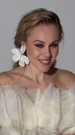 Olena Oleksandrivna Kucher-Topolya Instagram - Твої очі відображали
Спекотного сонця схід.
Мені такої одної ночі мало,
Мені мало десятків літ.
Пристрасті чарами 
Стиглими, спраглими
Стрілок зупиню хід.
Коли ми кохаємо
Душі в єднанні
Допоки існує світ!

MakeUp @kandybamua 
Style @yulia_sahnevich_production 
Photo @tania_strela_