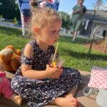 Olena Oleksandrivna Kucher-Topolya Instagram - Я часто читаю коментарі типу: «Як ви можете показувати ваше радісне життя, коли в Україні війна, а ви там в Америці сидите і у вас так все добре…не соромно?» Хочу відповісти… Якби ви мали глибоке усвідомлення небезпеки для своїх дітей, чи не вивезли би ви їх з тієї небезпеки, чи не зробили би все задля кращого дитинства ваших діток? Навіть просто на Західну, на кордон, до родичів, до тих людей, хто готовий вас прийняти, а таких безліч! Ви маєте інтернет, щоб писати коментарі, але не маєте усвідомлення, що ваші діти не захищені… це прикро…Інтернет допоможе знайти такі безпечні місця!!! Саме так, ваші діти можуть насолоджуватись дитинством! Я дякую долі, що у нас була можливість їх вивезти. Повірте, серце страждає не менше за ваші серця… це тяжко, жити ІНАКШЕ. Не бачити рідних людей, найдорожчих… родину… Але є радість у результаті тих зусиль і того болю - це діти, які посміхаються! Я молюся за всіх українців, за всіх дітей, за людяність в кожному з нас… Жнива того, що посіяли - це закон! Не треба негативу, люди, будьмо людьми! З нашої нації і з наших випробувань тільки починається велика зміна світу. Далі буде… от побачите… скрізь… Лише Творець веде, а ми одне❤️ Трохи щастя в стрічку, вміти радіти за інших- це людяно!