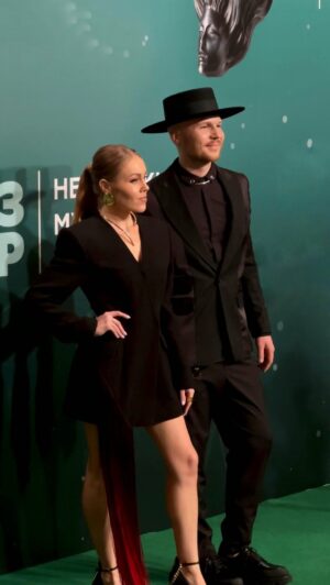 Olena Oleksandrivna Kucher-Topolya Instagram - На премії «MUZVAR AWARDS-2023»
Дякую @muzvar.ua за те, що ви робите для розвитку мистецтва і культури, а також за вашу громадянську позицію.

Приємні зустрічі з колегами, багато нової української музики, відчуття, ніби повернулись в щасливий мирний час😌

Ну і, звісно, прем’єри! Зовсім скоро ви почуєте нашу нову пісню «Причастя».

Style @_whitem_ 
Alyosha’s all looks @symbol.ua 
Vlad’s red look @theicon.ua 
Jewelry @brua_jewellery 
MakeUp, hairstyle @mborshchevska