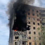 Olena Oleksandrivna Kucher-Topolya Instagram - Сьогодні роsjяни обsтріляли Кривий Ріг. Одна ракета влучила в 4-поверхову будівлю навчального закладу. Друга ракета зруйнувала секцію з 4-го по 9-й поверхи житлового будинку. На жаль, є загиблі й поранені. Наразі відомо про 53 постраждалих та 5 загиблих осіб, серед них 10-річна дитина. Співчуття всім, хто втратив рідних і близьких через rоsійськиӥ теpop.