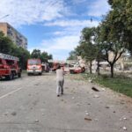 Olena Oleksandrivna Kucher-Topolya Instagram - Сьогодні роsjяни обsтріляли Кривий Ріг. Одна ракета влучила в 4-поверхову будівлю навчального закладу. Друга ракета зруйнувала секцію з 4-го по 9-й поверхи житлового будинку. На жаль, є загиблі й поранені. Наразі відомо про 53 постраждалих та 5 загиблих осіб, серед них 10-річна дитина. Співчуття всім, хто втратив рідних і близьких через rоsійськиӥ теpop.