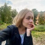 Olena Oleksandrivna Kucher-Topolya Instagram – Ранкові моменти – найкращі для роздумів і мрій. У цей час природа навколо оживає, і кожна деталь здається особливою. Зупинись на мить, вдихни свіжого повітря і насолоджуйся красою навколо. Життя складається з таких простих, але чарівних моментів.