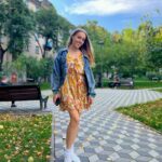 Olena Oleksandrivna Kucher-Topolya Instagram - Осінь надихає на приємні відчуття затишку і романтики, коли все навколо стає яскравим і дарує помаранчевий найстрій🍂 Зігрітись гарячим чаєм, насолодитись запахом осінніх пончиків та стишитись в обіймах коханого🥰 А за що ви любите осінь?🍁