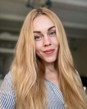 Olena Oleksandrivna Kucher-Topolya Instagram - Просто чудовий теплий день:) 
Усім бажаю тепла, в серці і навколо) 🌺🌺🌺