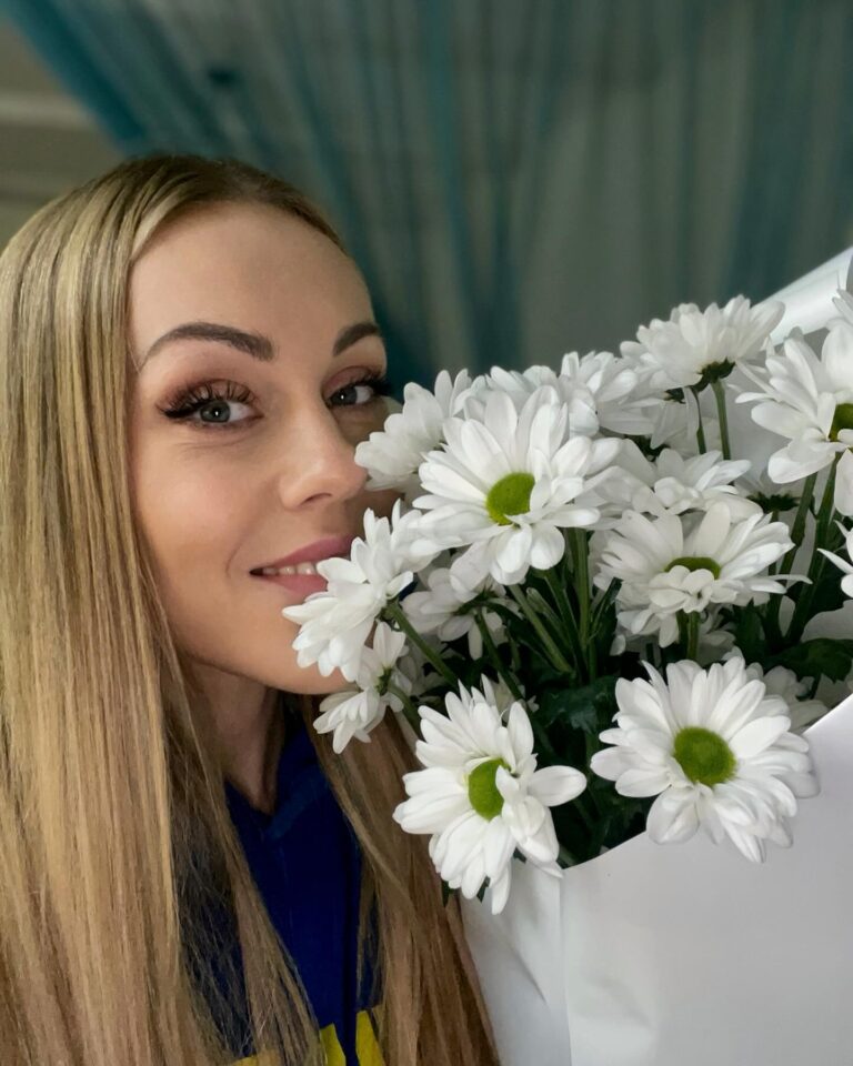 Olena Oleksandrivna Kucher-Topolya Instagram - Моє кохання єдине❤️❤️❤️ Так приємно, коли дарують квіти , просто, як прояв уваги і почуттів🥰 А ще приємніше, що у мене такий чарівний чоловік 💋 🥰🥰🥰 @tarastopolia Ти моє все 🌍