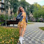 Olena Oleksandrivna Kucher-Topolya Instagram - Осінь надихає на приємні відчуття затишку і романтики, коли все навколо стає яскравим і дарує помаранчевий найстрій🍂 Зігрітись гарячим чаєм, насолодитись запахом осінніх пончиків та стишитись в обіймах коханого🥰 А за що ви любите осінь?🍁