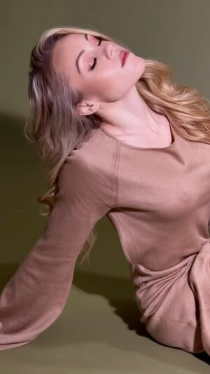 Olena Oleksandrivna Kucher-Topolya Instagram - Живи тут і зараз, бо саме зараз  у тебе є життя. Не відкладай на завтра радість, кохання та мрії, бо сьогодні - це подарунок, який ти маєш. Якщо твоє Зараз дає можливості ставати сильнішим, змінюватися, творити… використай їх! ✨🌿

MakeUp @kandybamua 
Style @yulia_sahnevich_production 
Photo @tania_strela_