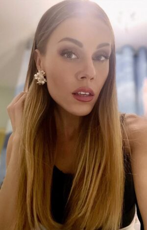 Olena Oleksandrivna Kucher-Topolya Instagram - Коли бажаєш вітру змін,
Не плач про гілки зламані, 
Зірваний дах, зірваний дім…
Хотів цього - приймай дари.
Та вітер й пелену зірве,
І ясно видно стане все.
Тримай нове! Час змін настав!
Нове! Без того, що ти мав…
Життя - чарівна колісниця,
Гра справедливих янголів.
То чорні в них, то білі крильця,
 Впізнай із них своїх…