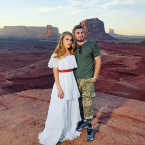 Olena Oleksandrivna Kucher-Topolya Instagram - Сьогодні, у цей важливий день, я хочу висловити щиру подяку та повагу усім військовослужбовцям Збройних Сил України. Ваша самовіддана праця, героїзм та відданість країні заслуговують на найвищу похвалу.

Ваша нескорена воля та невтомна праця стоять на сторожі миру та безпеки нашої держави. Ви – приклад справжніх героїв, які віддають все для того, щоб Україна була міцною та незалежною.

Нехай ваша сила духу буде непереможною, а відвага завжди веде вас до нових вершин. Бажаємо міцного здоров’я, підтримки рідних та близьких, а також тепла та вдячності кожного українця за вашу безцінну службу.
Вдячні вам не лише сьогодні, а й у кожен день вашої служби.

З Днем Збройних Сил, герої нашої країни!