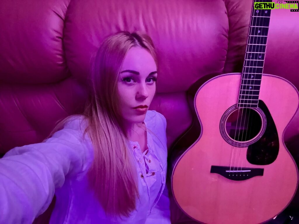 Olena Oleksandrivna Kucher-Topolya Instagram - Сутінки…гітара…рожевість…)))