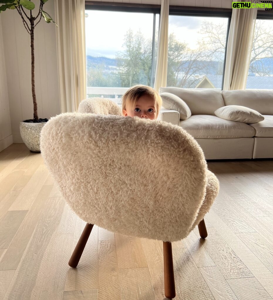 Olesya Rulin Instagram - Morning World from our new comfy chair @interior_icons