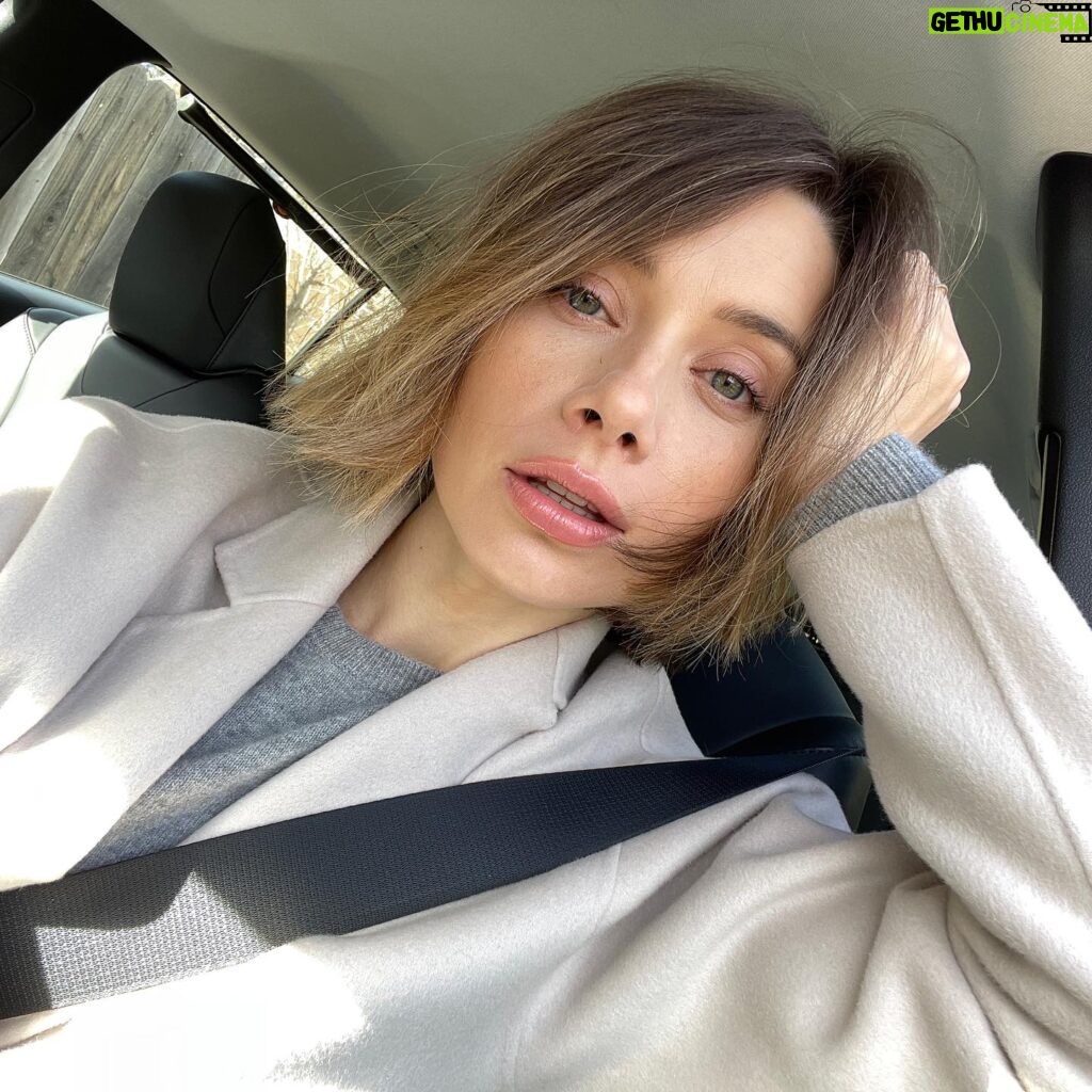 Olesya Rulin Instagram - Wow 2023 you have been a journey. I don’t openly talk about most of the challenges in my life since I like to keep IG an art filled positive space but wow wow wow 2023 you have been a “lesson” on all fronts. One of the hardest years of my life that has taught me grace and patience that I didn’t know I needed to learn. It’s given me love for myself that’s deeper now that I’ve ever experienced and gratitude beyond measure for my health and the health of my loved ones. 2024 let’s do this thing.