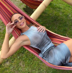 Olga Bednarska Instagram - Just hanging out🦥🌻🍄