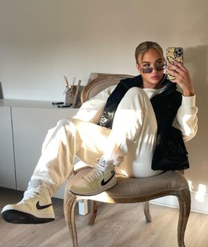Olga Bednarska Instagram - Chillin killin😎

Giveaway announcement tomorrow 
@pluggedsneakz 📣