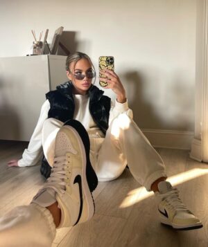 Olga Bednarska Instagram - Chillin killin😎

Giveaway announcement tomorrow 
@pluggedsneakz 📣