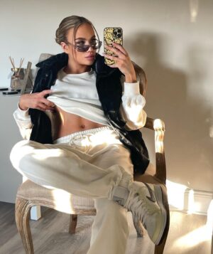 Olga Bednarska Instagram - Chillin killin😎

Giveaway announcement tomorrow 
@pluggedsneakz 📣