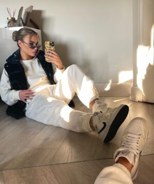 Olga Bednarska Instagram - Chillin killin😎

Giveaway announcement tomorrow 
@pluggedsneakz 📣